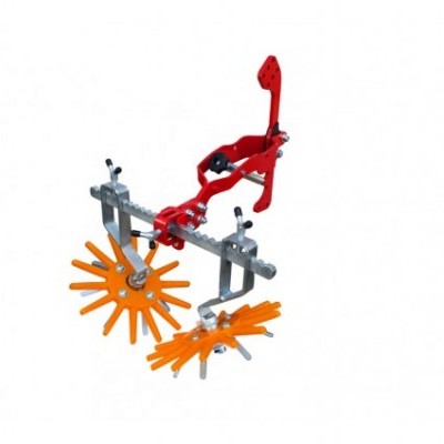 Arado agrícola com rodas laranja e estrutura metálica vermelha