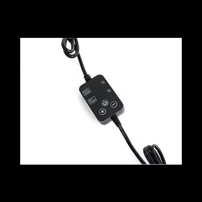 Controlador digital preto com fio e botões para ajuste de temperatura em fundo branco