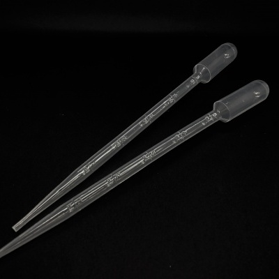 Duas pipetas plásticas transparentes com escala de medição