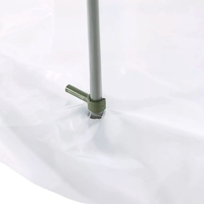 Estrutura metálica com tubo vertical e suporte verde sobre tecido branco