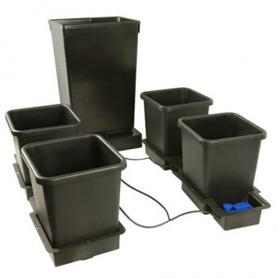 Conjunto de cinco vasos de cultivo em plástico preto com sistema de irrigação