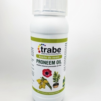 Frasco branco de óleo mineral prensado a frio de neem com rótulo colorido da marca trabe