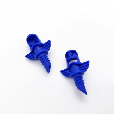 Dispositivos azuis de plástico em fundo branco