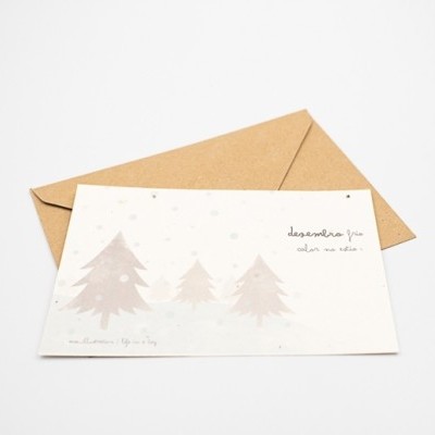 Cartão branco com pinheiros castanhos suaves e envelope castanho claro