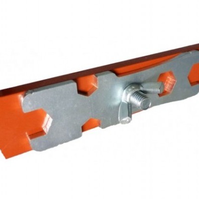 Suporte metálico laranja com placa de metal e parafuso central