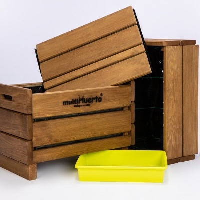 Caixas de madeira com inscrição multiHuerto e recipiente amarelo em fundo branco