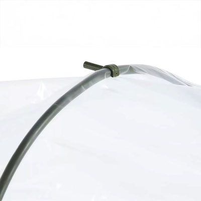 Mangueira cinza com uma aba de encaixe verde em saco plástico transparente.