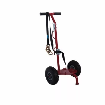 Carrinho de mão vermelho com rodas e cinta preta