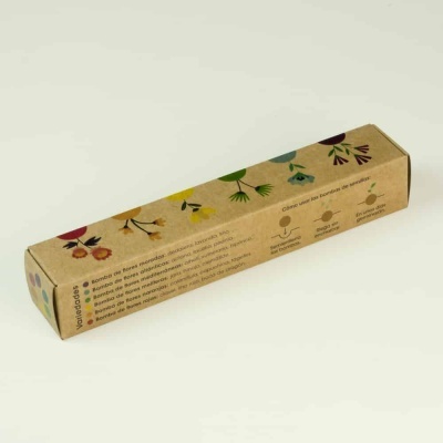 Caixa de cartão castanha com ilustrações florais e texto impresso.