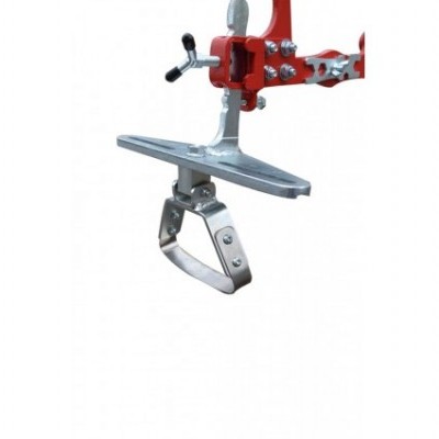 Ferramenta de fixação metálica vermelha e prateada com suporte em alça