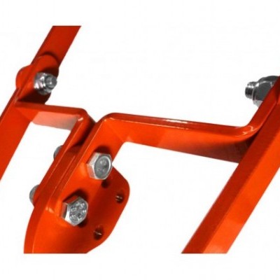 Estrutura metálica laranja com parafusos inoxidáveis