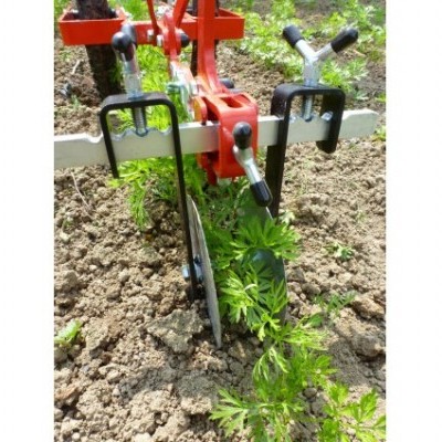 Ferramenta agrícola em solo com plantas verdes