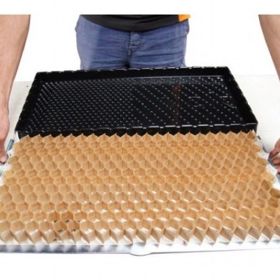 Tabuleiro preto texturizado com peça translúcida âmbar hexagonal