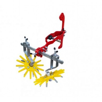 Ferramenta agrícola com rodas amarelas e estrutura vermelha e metálica