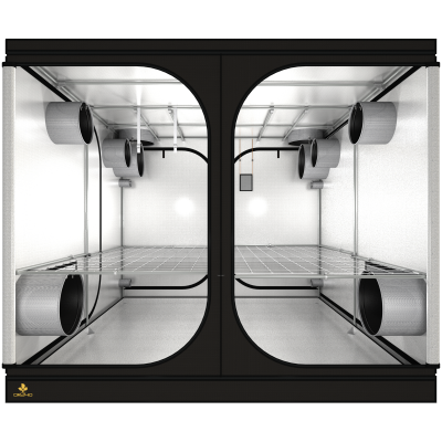 Interior de estufa de cultivo com estrutura preta, prateleiras metálicas e luzes suspensas