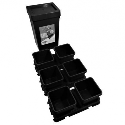 Conjunto de vasos quadrados pretos em plástico com recipiente maior e tampa, em fundo branco