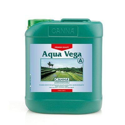 Recipiente verde de plástico com rótulo 'Aqua Vega' e imagem de campo agrícola