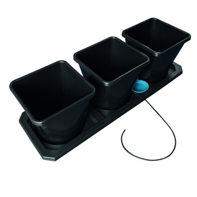 Três vasos quadrados pretos com suporte e indicador azul