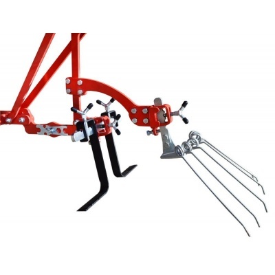 Equipamento agrícola vermelho e preto com braços metálicos para cultivo