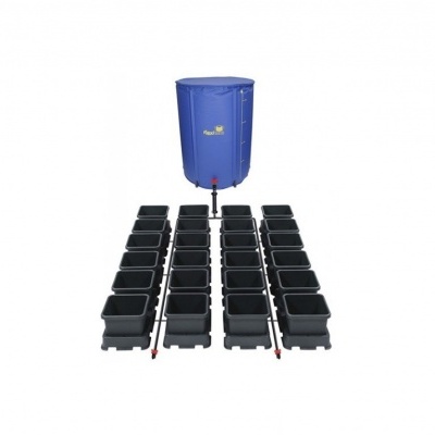 Sistema de irrigação por gotejamento com vasos pretos e reservatório azul