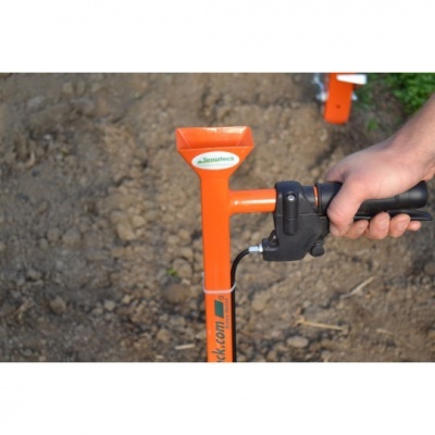 Ferramenta agrícola laranja com etiqueta 'Allett' em solo arado