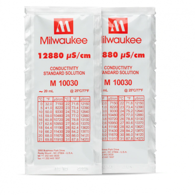 Pacote de solução padrão de condutividade Milwaukee com texto vermelho em fundo branco.