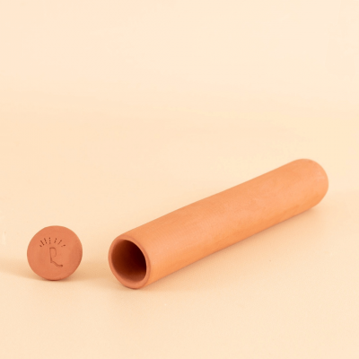 Tubo cilíndrico de terracota com tampa gravada, fundo bege claro