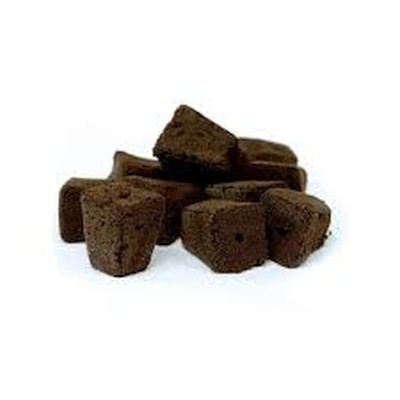 Blocos pequenos de blocos de coco orgânicos marrons