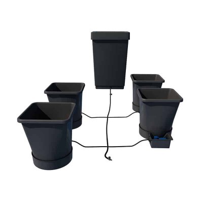 Kit de cultivo com cinco vasos pretos conectados por tubos para irrigação