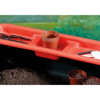 Organizador de ferramentas de jardinagem e vasos pequenos em plástico vermelho e terracota.