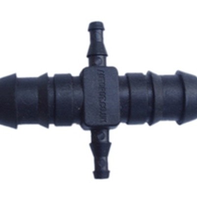 Conector de irrigação em plástico preto com quatro saídas em cruz