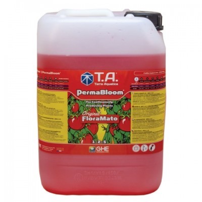 Recipiente plástico com líquido vermelho e etiqueta de fertilizante para plantas com tomates.