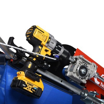 Parafusadora sem fios DEWALT amarela e preta com bateria 18V em suporte metálico e fundo azul