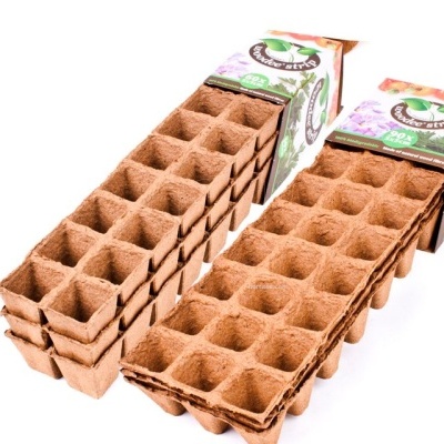 Tabuleiros biodegradáveis castanhos com células quadradas para plantas em embalagens de papel coloridas