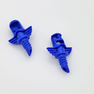 Dois plugues de fixação azuis em formato espiral com asas, sobre fundo branco