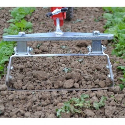 Ferramenta agrícola metálica para cultivo de solo entre plantas