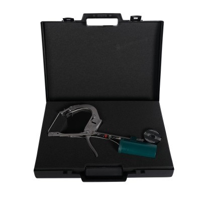 Estojo preto aberto com ferramenta metálica e pega verde dentro