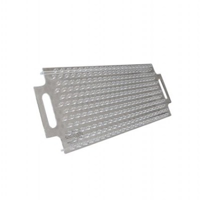 Tabuleiro metálico texturizado com pegas em fundo branco