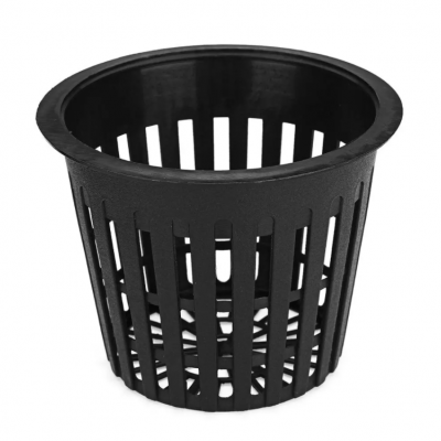 Cesto plástico preto com aberturas verticais sobre fundo branco