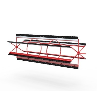 Estante de parede flutuante com estrutura metálica vermelha e prateleiras de madeira preta