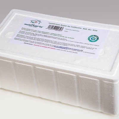 Caixa branca de esferovite com etiqueta e tampa