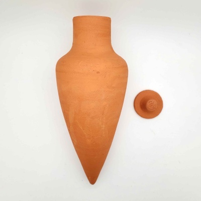 Vaso decorativo de barro vermelho com tampa sobre fundo branco