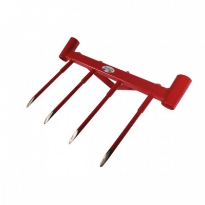 Enxada vermelha com quatro dentes metálicos pontiagudos