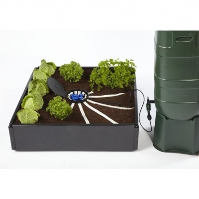 Kit de cultivo com terra, plantas e sistema de irrigação conectado a reservatório verde