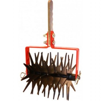 Rolo enrolador metálico com lâminas pretas e estrutura vermelha