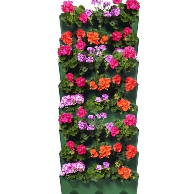 Jardineira vertical verde com flores rosa, laranja e lilás