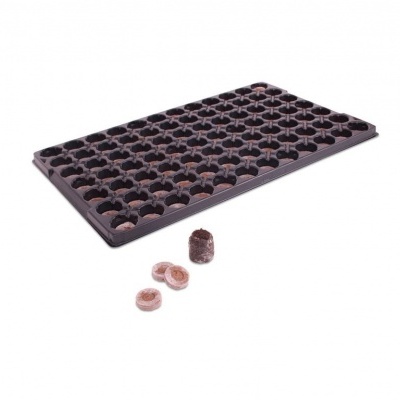 Bandeja preta de plástico com substratos para cultivo em fundo branco