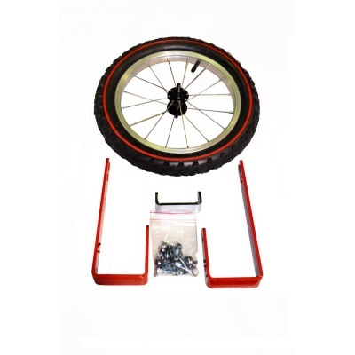 Roda de bicicleta com estruturas metálicas e parafusos sobre fundo branco.