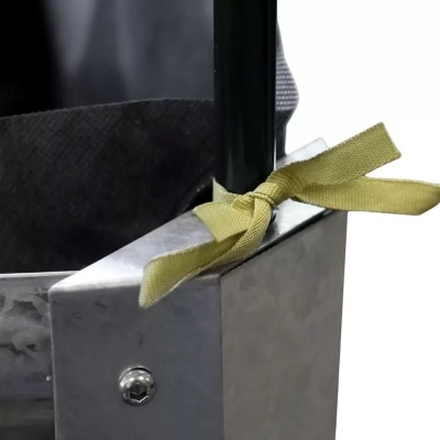 Estrutura metálica cinzenta com tubo preto e fita amarela atada