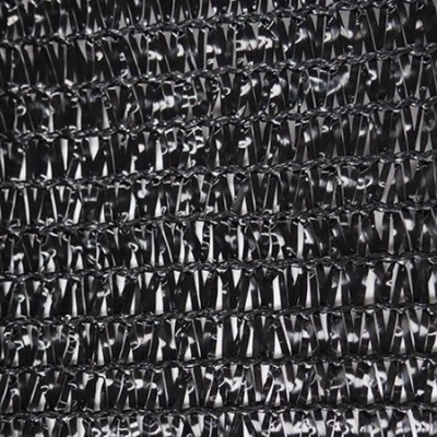 Tecido preto com textura tridimensional brilhante e padrão de dobras